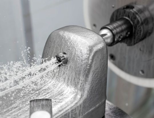 Der schwedische Zerspanungswerkzeug-Hersteller Sandvik Coromant hat für sein Wechselkopf-Bohrsystem Corodrill DE10 jetzt zwei weitere Geometrien zu bieten, die, wie es heißt, ohnehin schon breite Anwendungspalette, noch erweitern – etwa für Gusswerkstoffe ...(Bild:  Sandvik Coromant)