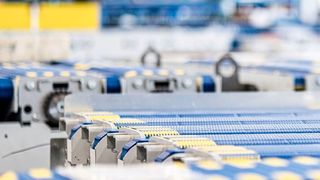 Die Dücker-Gruppe aus Langenfeld ist bekannt für ihre Transportsysteme im Bereich Fördertechnik für Wellpappe. Eigentlich gut aufgestellt, geriet Dücker dennoch ins Straucheln. Doch mit der Beratung von Falkensteg konnte man die Insolvenz abschmettern. (Bild: Dücker-Gruppe)