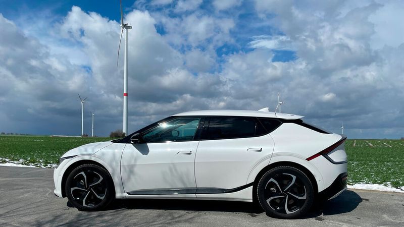 2. Die Türgriffe. Sie sind in die Karosse integriert und klappen aus, sobald man das Auto aufsperrt. Dann muss man daran ziehen, um die Türen zu öffnen. Der Mechanismus ist ungewohnt, für manche geht er nicht intuitiv von der Hand. Zudem knarzten die Griffe am Testwagen teilweise. Eine schicke und gut gemeinte Lösung, die aber Verwirrungs-Potenzial in sich birgt. (Seyerlein/VCG)