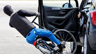 Immer wieder kollidieren Radfahrer mit unaufmerksam geöffneten Autotüren. (ADAC/Ralph Wagner)