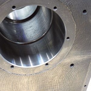 Der Spindelkasten hat in der Rundheit und Zylinderform eine Toleranz von 2,5 Mikrometern. Das ist mit dem Bearbeitungszentrum und dem entsprechenden Werkzeug, ohne Honen, problemlos möglich.(Bild:  Heller)