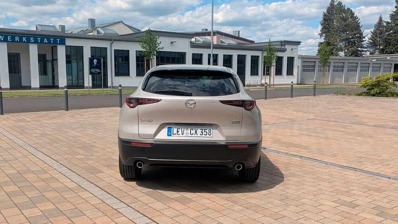 10. Der Preis: Unser Testwagen in der höchsten Ausstattung „Takumi“ sowie mit 6-Stufen-Automatikgetriebe (2.000 Euro Aufpreis) und Metallic-Lackierung (plus 650 Euro) kostet 39.590 Euro. In der Basisausstattung „Prime-Line“ ist der CX-30 laut Liste ab 29.440 Euro zu haben.  (Bild: Simon – VCG)