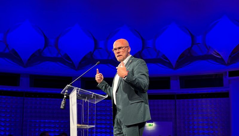 Freute sich über die positive Resonanz für sein Plädoyer zugunsten europäischer KI-Alternativen und wider den Vendor Lock-in: Bayerns Digitalminister Dr. Fabian Mehring. (Bild: Vogel IT-Medien / Stephan Augsten)