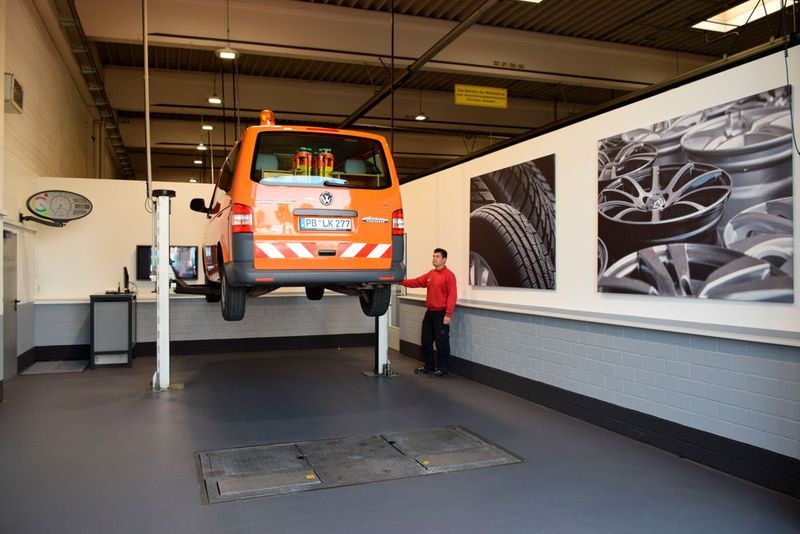 Großformatige Bilder anstatt verwirrender Verschleißteildemofläche: Die Direktannahme wirkt edel und großzügig. (Holz / »kfz-betrieb«)