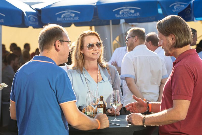 Steckverbinderkongress 2022: Das Get together am 4. Juli 2022 und die Abendveranstaltung am 5. Juli 2022 auf dem Vogel-Campus boten viele Gelegenheiten sich in entspannter Atmosphäre auszutauschen und zu netzwerken. Schon so manches Projekt nahm hier seinen Anfang. (Bild: Elektronikpraxis)