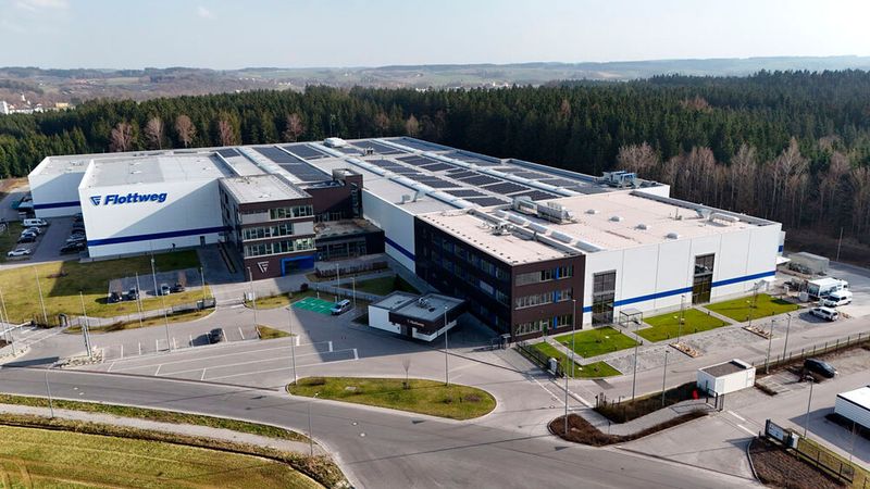 Blick in das Technikum des neuen Flottweg Process Centers: Hier werden kundenspezifische Trennprozesse unter realitätsnahen Bedingungen getestet und optimiert. (Bild: Flottweg)