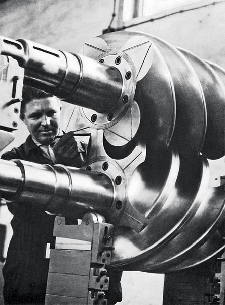 1943 gehen Schraubenverdichter, die nach dem Lysholm-Prinzip arbeiten, in die Fertigung. Bei zunächst ölfreier Förderung mit innerer Verdichtung erreichen sie höhere Druckverhältnisse als Drehkolbengebläse.  (Bild: Aerzener Maschinenfabrik)