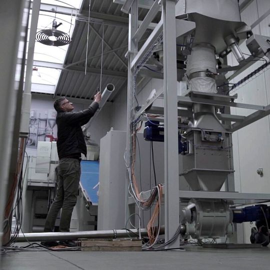 Der Big-Bag Conditioner wurde entwickelt, um haftende Produkte aufzulockern, was zu einem reibungslosen und schnellen Produktfluss führt.(Bild:  Dinnissen)