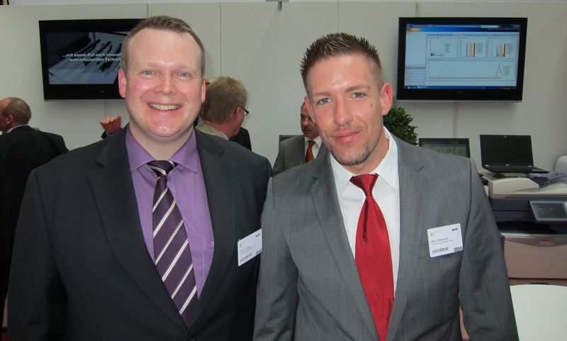 Frank Castrop (l.) und Maik Fassbender, OKI, hatten innovative Lösungen für den Fachhändler.		 (IT-BUSINESS)