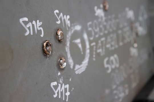 So sicher, wie diese Stahlplatte aus der Stahlsorte Secure 500 den Beschusstest bestanden hat – und damit auch von der Bundeswehr akzeptiert wird – so sicher will Salzgitter in wenigen Monaten in den Rüstungssektor einsteigen ...(Bild:  Salzgitter)