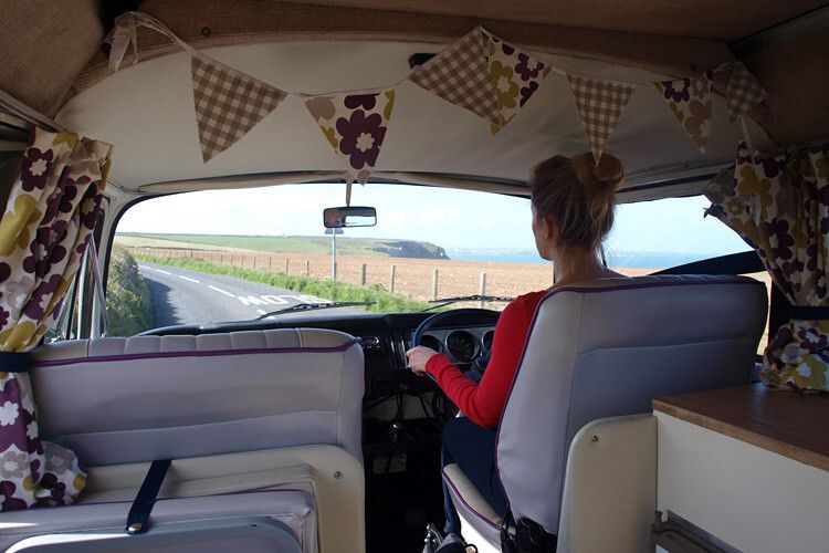 Auf den aufgepolsterten, neu bezogenen, lila-weißen Kunstledersitzen hinter dem riesigen Lenkrad ist man jegliches Zeitgefühl los. (Foto: SP-X/Hanne Lübbehüsen)