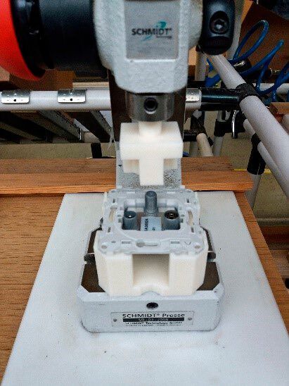 Hier zu sehen:  Schneider Electric entwickelt und 3D-druckt die Halterung und das obere Werkzeug einer Handpresse – und optimiert so die Wirtschaftlichkeit des Montagebands.
„Bei Aluminiumteilen der Gussform ist es keine Seltenheit, dass sie bei einer Kollision zerbrechen; und dann wird der Ersatz recht teuer“, erklärt Otamendi. „Um das zu umgehen, können wir jetzt kostspielige Aluminiumgreifer für Roboterarme durch 3D-gedruckte Alternativen ersetzen. Die 3D-gedruckten Teile bieten nicht nur die gleichen mechanischen Leistungsmerkmale wie die traditionellen Werkzeuge, sondern – und das ist noch viel wichtiger – gewährleisten den Schutz von teureren Aluminiumteilen, wenn die Formen miteinander kollidieren. Wenn ein 3D-Druckwerkzeug zerbricht, können wir innerhalb weniger Stunden schnell einen kostengünstigen Ersatz im 3D-Drucker herstellen.“ (Stratasys)