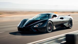 Dürfte das derzeit schnellste Serienfahrzeug sein: der SSC Tuatara fährt mindestens 455 km/h. Der Hersteller will schon 509 km/h geschafft haben. (Bild: SSC North America)
