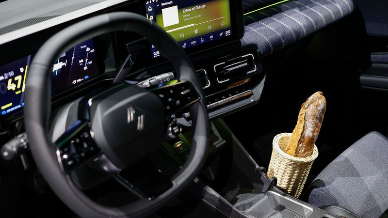 Den Renault-Modelle 4 und 5 gibt es optional mit einem Baguette-Halter.(Bild:  Renault)