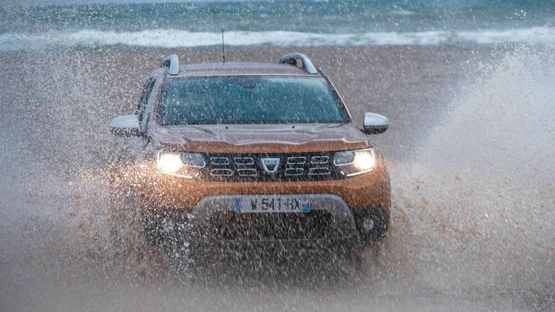 Zehn Jahre Dacia Duster seit dem Neustart 2009 und 3,1 Millionen verkaufte Einheiten unter den Marken Dacia und Renault feiern die Rumänen in diesem Jahr. Übrigens: Außerhalb der EU wird der Wagen unter dem Renault-Markenzeichen als Renault Duster vermarktet. Dazu zählen Länder wie Ukraine, Russland, Georgien, der Nahe Osten, Afrika sowie Südamerika. In Südamerika ist auch eine Pick-up-Version unter dem Namen Renault Oroch erhältlich. In Indien und Russland wurde das Modell zudem als Nissan Terrano II vertrieben. (Bild: Dacia)