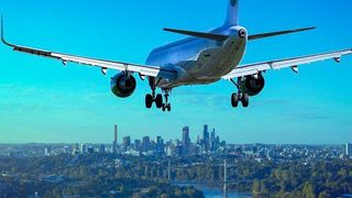 In einem bisher einzigartigen Experiment haben Forschende unter der Leitung der Universität Bern die Wirkung von Abgaspartikeln aus Flugzeugturbinen auf menschliche Lungenzellen untersucht. (Symbolbild) (gemeinfrei)