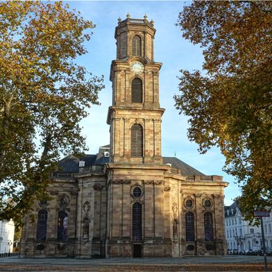 Die Ludwigskirche in Saarbrücken gehört zu den wichtigsten evangelischen Barockkirchen in Deutschland und wurde 1775 nach Plänen des Baumeisters Friedrich Joachim Stengel vollendet.  (Bild: Luxwerk)