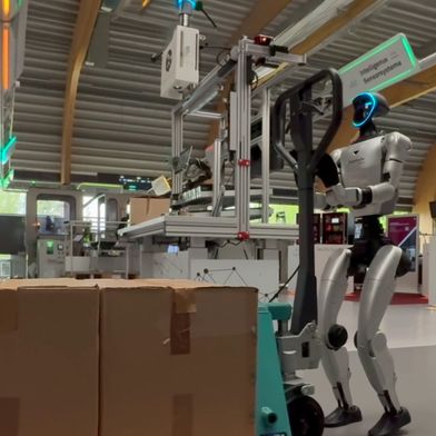 Das Humanoid Robots Experience Lab des Fraunhofer IOSB ermöglicht Unternehmen und Organisationen die praxisnahe Erprobung humanoider Robotik. (Bild: Fraunhofer IOSB)