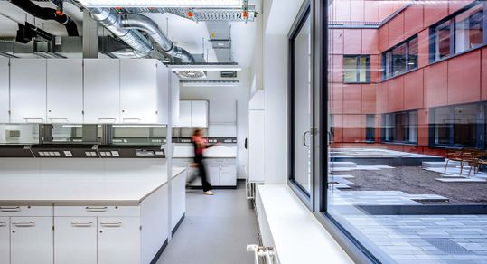 Die Geschosse im Gebäude sind klar strukturiert – mit Laboren auf der einen und Büros auf der anderen Seite, die sich um ein zentrales Atrium legen.(Bild:  Frank Blümler)