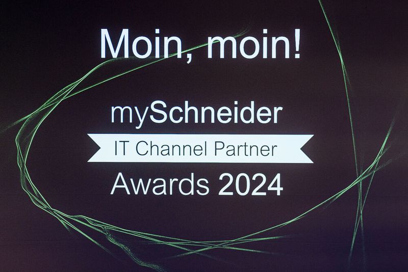 „Moin in Hamburg“ hieß es in diesem Jahr zur dritten Ausgabe der „mySchneider IT-Channel Partner Awards“. Channel Chefin Karin Hernik begrüßte rund 60 angereiste Partner und Distributoren im schönen Elbdeck in Hamburg. Neben einer interessanten Agenda, stand die Award Verleihung in 17 Kategorien im Mittelpunkt. (Bild: Schneider Electric)