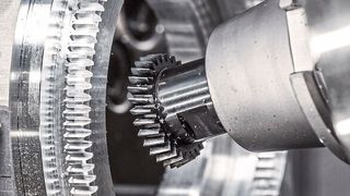 Das Bild zeigt eine beispielhafte Bearbeitung einer Innenverzahnung für Planetengetriebe, die auch bei Elektrofahrzeugen zum Einsatz kommen.  (Horn/Sauermann)