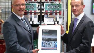 Eine starke Partnerschaft verbindet Enercon und Rittal: Bernd Neundlinger (li.), Geschäftsführer der Enercon Tochter Elektric Schaltanlagenfertigung, und Bernd Eckel (re.), Geschäftsführer Vertrieb bei Rittal. (Archiv: Vogel Business Media)