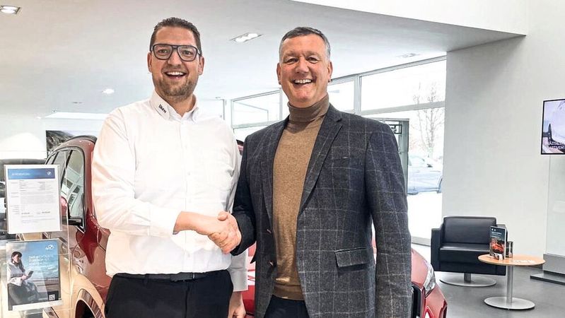 Gebündelte Zukunft im BMW-Vertrieb: Peter Dräger (l.), Geschäftsführer der Schubert Motors Unternehmensgruppe, und Michael Fritze, Geschäftsführer des Autohauses Fritze.(Bild:  Schubert Motors)