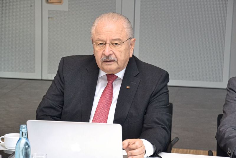 ZDK-Präsident Jürgen Karpinski analysierte das laufende Jahr und wagte eine erste Prognose zur Entwicklung des Neu- und Gebrauchtwagenverkaufs sowie des Servicegeschäfts im Jahr 2019. (Bild: Michel / »kfz-betrieb«)