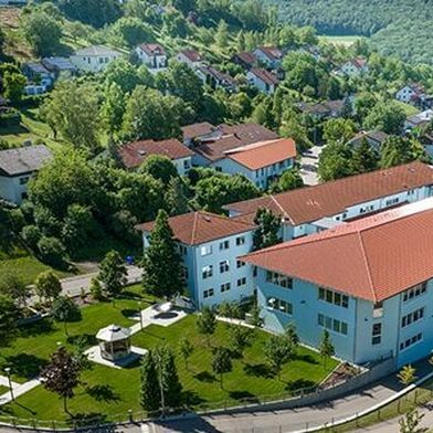 Der Firmensitz von Semitron in Küssaberg: Von hier aus steuert der Halbleiter-Distributor seine Vertriebs-, Test- und Programmierdienstleistungen für Kunden in Deutschland, der Schweiz und darüber hinaus. (Bild: Semitron)