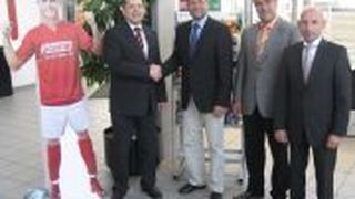 Preisträger Armin Hamma mit Peter Bräutigam, Castrol Außendienst, sowie Joachim Matt und Mark-O. Häfner, Autohaus Max Moritz (v.li.). (Archiv: Vogel Business Media)