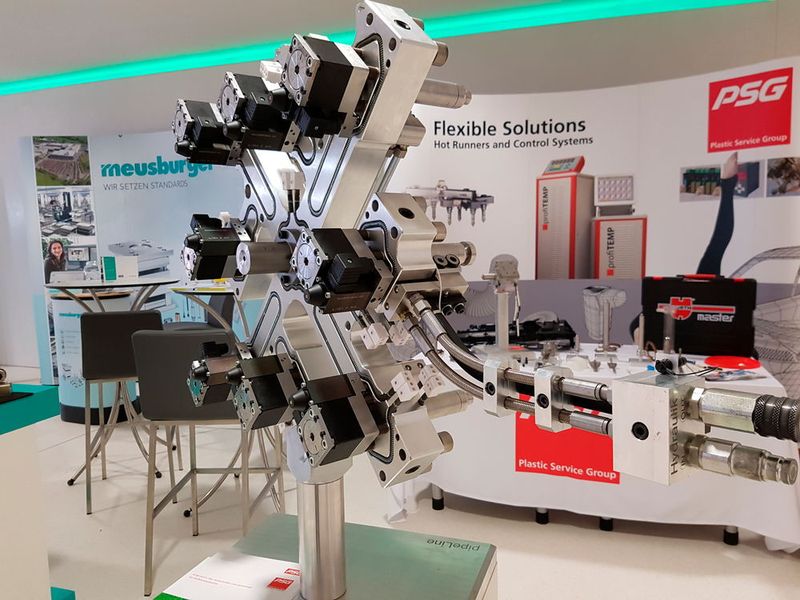 Die in den Vorträgen vorgestellten Produkte konnten direkt im Anschluss in der Ausstellung genauer inspiziert werden. (Bild: Stocker)