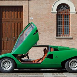 Zusammen 599 KW/814 PS stark, beschleunigt der Countach der Neuzeit in 2,8 Sekunden aus dem Stand auf Tempo 100 und erreicht bei Vollgas 355 km/h. (Bild:  Lamborghini)