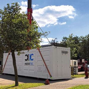 Die Anlage produziert Kraftstoff für Flugzeuge synthetisch aus Wasser, erneuerbarem Strom von Windrädern aus dem Umland, Abfall-CO2 aus Lebensmittelresten einer Biogasanlage sowie CO2 aus der Umgebungsluft.(Bild:  Ineratec)