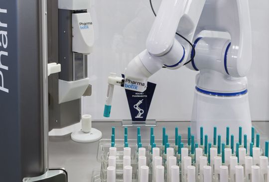 Systemintegratoren bringen Roboter in branchenspezifische industrielle Anwendungen, so auch in der Life-Sciences-Branche.(Bild:  Yaskawa Europe GmbH)
