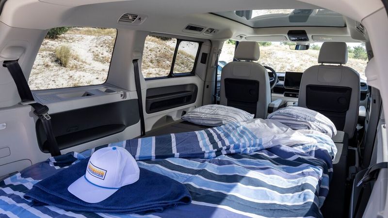 Die speziell entwickelte Campingausstattung besteht im Wesentlichen aus einer Schlafgelegenheit für zwei Personen mit einer ebenen Liegefläche von 2,03 x 1,20 Meter und einer neu entwickelten, 9 Zentimeter starken Komfort-Klappmatratze. (Bild: VW)