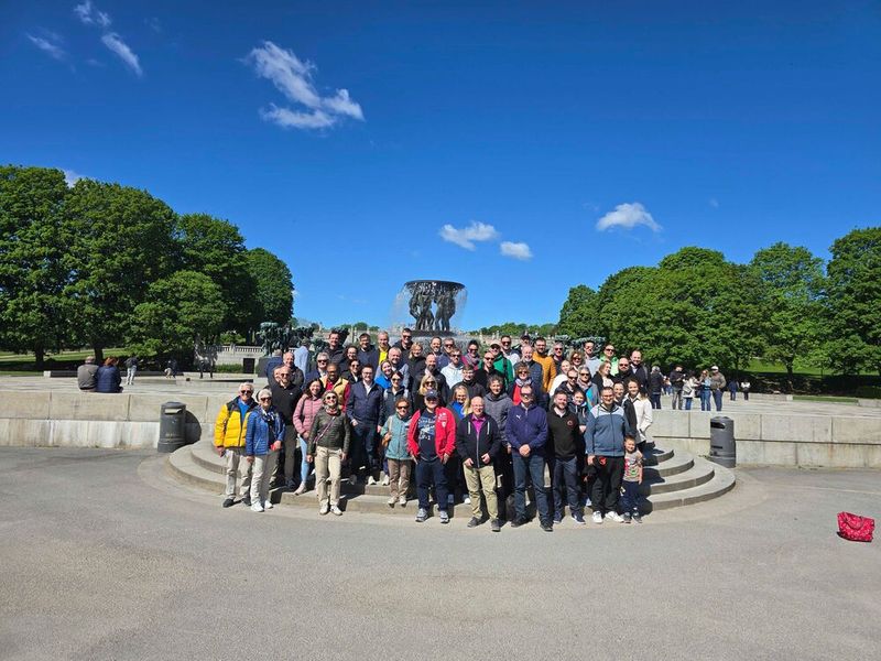 Gruppenbild auf der Sightseeing-Tour durch Oslo; hier besuchen die Teilnehmer den bekannten Vigeland Skulpturenpark.  (Bild: Synaxon)