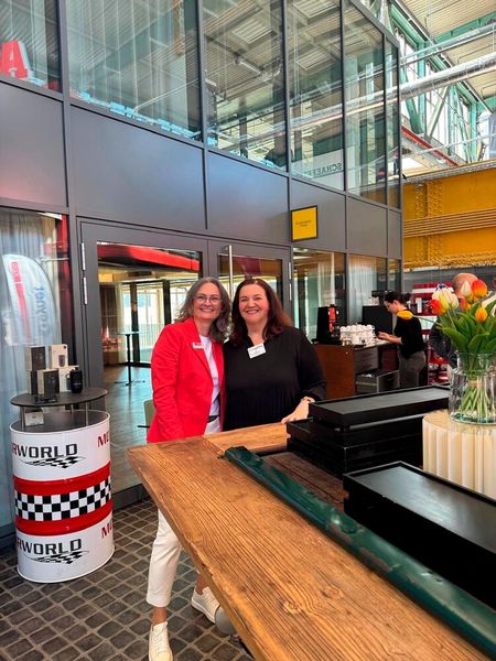 Susanne Endress (l., Geschäftsführerin ICOS) mit Lilli Kos (IT-BUSINESS) (Bild: Vogel IT-Medien GmbH)