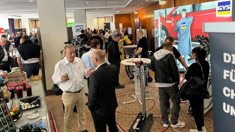 Die Fachausstellung war rund um das Event-Catering aufgebaut, sodaß man sich einfach stärken und die Produktauswahl ansehen konnte. (Bild: Klasing)