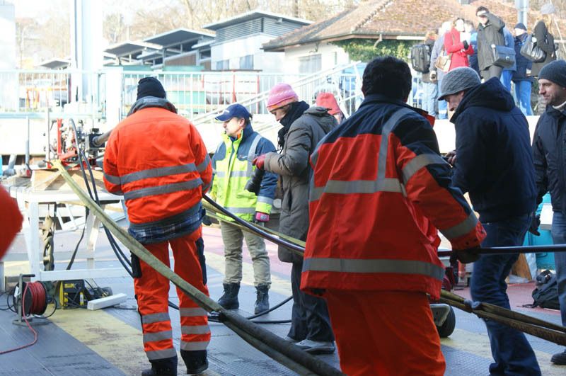 Es geht los! Unter Beobachtung von vielen Journalisten und interessiertem Publikum fädelt das Verlegeteam das Kabel in die Führung. Die Bruchbelastung der Glasfaserleitung liegt bei 10 Tonnen.  (Archiv: Vogel Business Media)