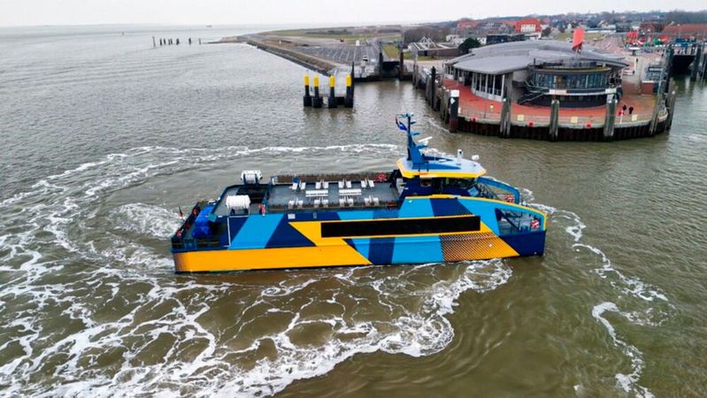 Seit März 2025 ist die erste vollelektrische Personenfähre in der deutschen Nordsee unterwegs und verbindet Norddeich Mole und die Insel Norderney.(Bild:  Reederei Norden-Frisia)