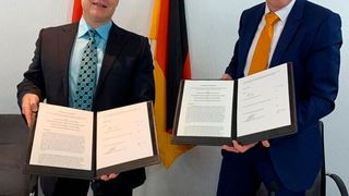 Vier Organisationen aus Europa und China haben ein Kooperations-Memorandum unterzeichnet. Für die ECTT unterzeichnete deren geschäftsführender Präsident Dr. Henrich Guntermann (links). Dr. Holger Bengs (rechts) initierte das Memorandum. (BCNP Consultants)
