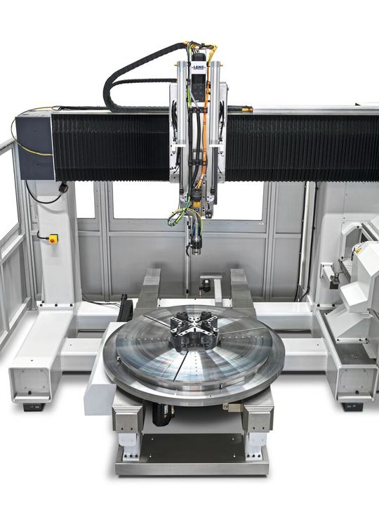 Werkstückhandling: Ein Subsystem mit elektromechanischem Zylinder schiebt den Drehtisch um bis zu einem Meter aus der Maschine heraus. (Bild:  Lang)