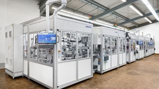 Effizienz in Serie: Die hochautomatisierte Produktionslinie von Pematech verbindet Präzision, Geschwindigkeit und Datenintelligenz. (Bild: Pematech)