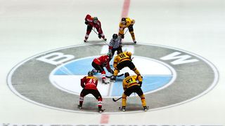 Die deutsche Eishockey-Mannschaft beim Bully. (Archiv: Vogel Business Media)