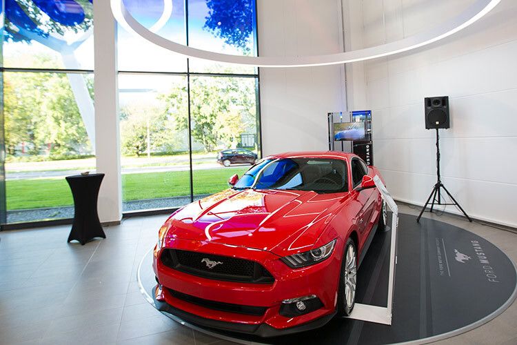 Die neuen Mustangs wurden nicht nur innen im Rahmen der „Hero-Zones“ als Blickfang eingesetzt, ... (Bild: Toby Why Fotografie)