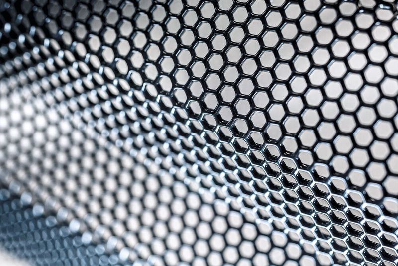 Beim Perforieren und Tiefziehen von Metallbauteilen wird Energie frei, die bei Solvaro für die Heizung der Gebäude direkt wieder verwertet wird. (Solvaro)