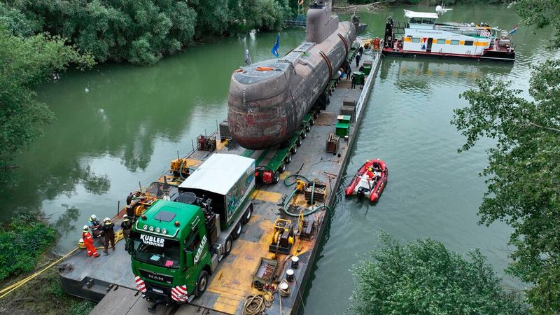 Am 29. April 2023 verließ U17 mit einem Schlepper die Werft in Kiel. Von Kiel aus ging es dann auf einem hochseetauglichen Ponton über den Nord-Ostsee-Kanal, die Elbe und die Nordsee bis nach Holland. U17 wurde dabei vom Schlepper Teddy gezogen. Ab da übernahm das Schubschiff der Van der Wees Groep B.V. und brachte U17 nach Speyer. Vom Rhein bis ins Technik Museum wurde U17 auf einem Scheuerle-InterCombi-Plattformwagen mit 30 Achsen und 240 Rädern transportiert. Zwei Zugmaschinen mit je 680 PS zogen und schoben den Schwertransport im Schritttempo vorwärts. (Bild: Auto - Technik - Museum e.V.)