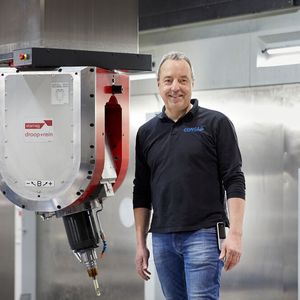 Klaus Schwab, Geschäftsführer der Concad GmbH, freut sich über die Marktchancen, die ihm durch die Hochgantry-Maschine Droop+Rein Fogs HD und das Hochgeschwindigkeits-Bearbeitungszentrum Droop+Rein Fogs NEO 50 80 N40 C  beschert werden.(Bild:  R. Baumgarten / Starrag)