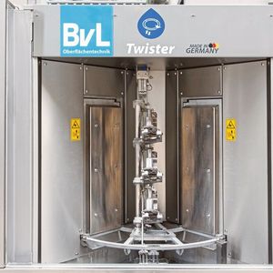 Zum Reinigen setzt der Roboter je drei Drosselklappen auf die speziell gefertigten Werkstückträger; sie rotieren automatisch durch die Teilereinigungsanlage.