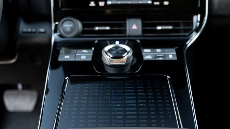 Unter einer Klappe in der Mittelkonsole befindet sich die Drahtlos-Ladeschale für Smartphones. Der Deckel ist semitransparent, was den Blick auf den Handyscreen erlaubt. (Bild: Subaru)